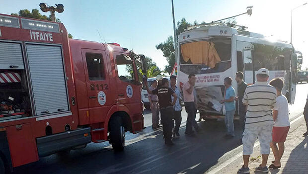 Antalya’da midibüsle kamyonet çarpıştı: 15 yaralı