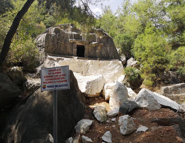 Finike Haberleri – Likya dönemi kaya mezarı, EYP ile patlatılarak tahrip edildi