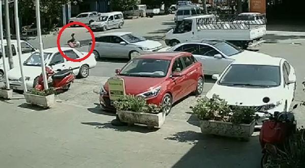 Antalya Haberleri – Uyuşturucu şüphelisinin araçtan atlama anı kamerada