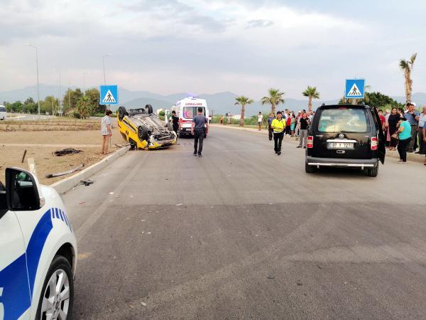 Kumluca Haberleri – Hafif ticari araçla taksi çarpıştı: 1’i turist 2 yaralı