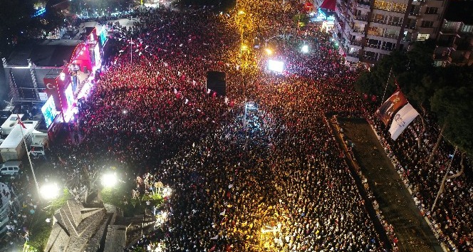Antalya’da Cumhuriyet Bayramı coşkusu meydanlara sığmadı