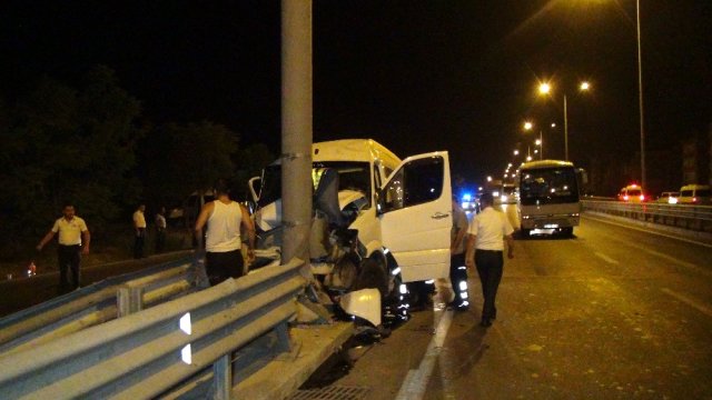 Manavgat’ta tur minibüsü çelik bariyere çarptı: 5 yaralı