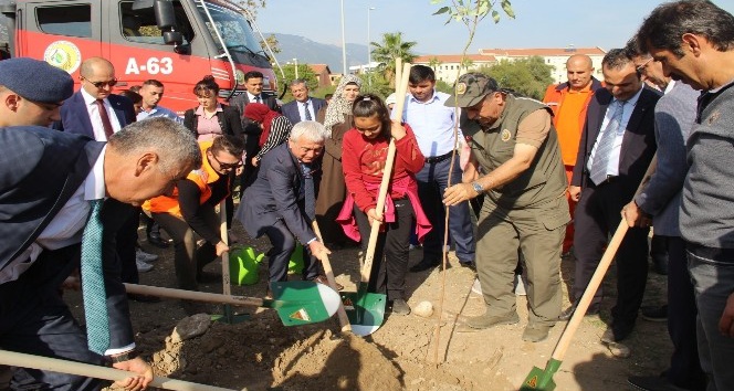 Finike’de ve Serik’te fidanlar toprakla buluştu