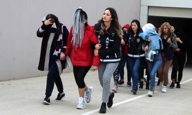 Antalya’da ‘jigolo çetesi’ne 9 tutuklama