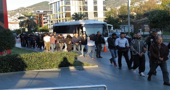 Alanya’da uyuşturucu operasyonuna 16 tutuklama