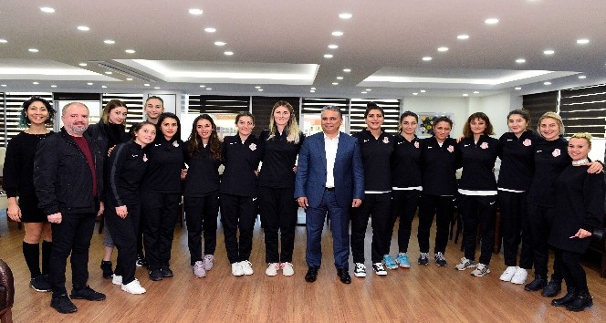 Uysal’dan bayan hentbol takımına moral