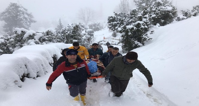 Antalya’da kar sebebiyle evinde mahsur kalan hasta böyle kurtarıldı
