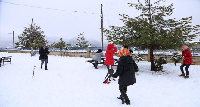 Yurt yolu kardan kapanan öğrencilerin kar sevinci