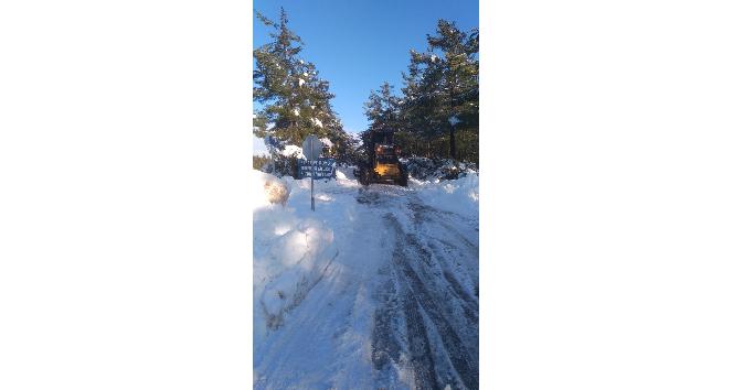 Konyaaltı Belediyesi karla kaplanan yolları açıyor