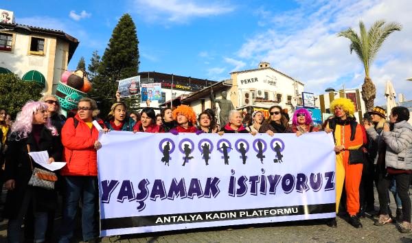 Antalya’da kadınların ‘danslı protestosuna’ polis engeli