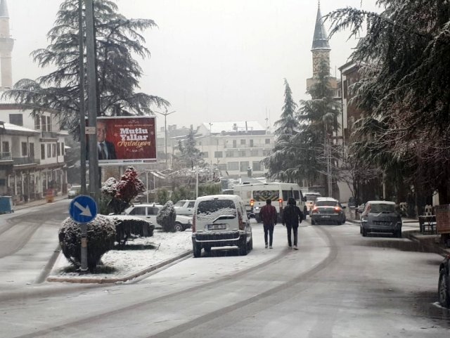 Antalya ‘nın Korkuteli ilçesinde kar kalınlığı 25 santime ulaştı, elektrikler kesildi