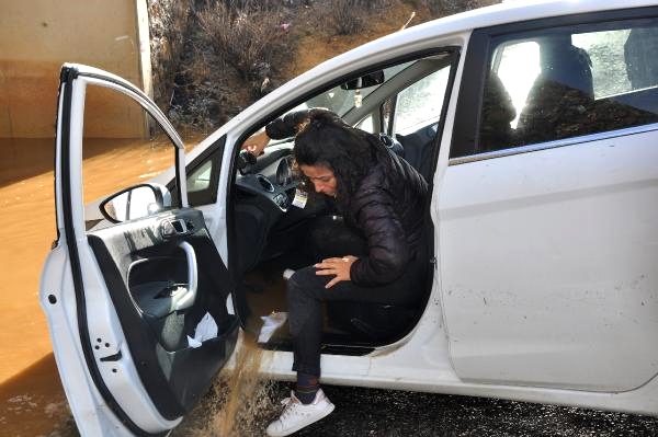 Antalya’da su dolan alt geçitte araçlarıyla mahsur kalan karı- koca kurtarıldı