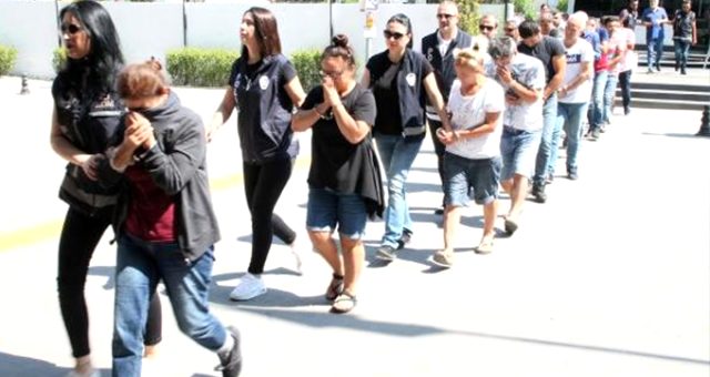 Eşiyle sorunları olan kadını “Aranızı düzelteceğiz” diyerek 2 milyon lira dolandırdılar