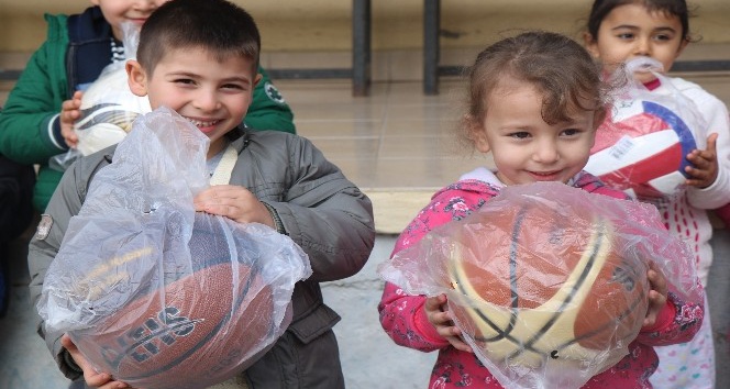 Öğrencilere spor malzemesi yardımı sürüyor