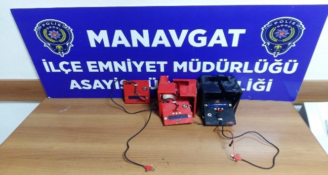 Kafenin bahşiş kutusu ile şarj cihazlarını çalan çocuk tutuklandı