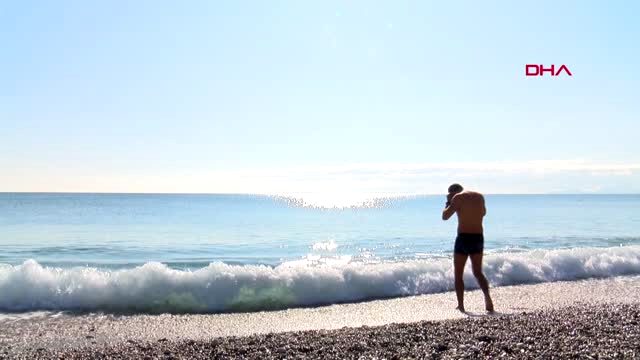 Antalya’da yılın ilk gününde sahiller dolup, taştı