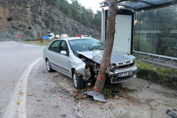 Kontrolden çıkan otomobil ağaca çarptı: 3 yaralı