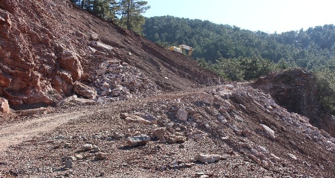 Kumluca’da heyelanın kapattığı yol açılıyor