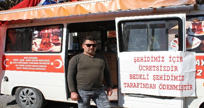 (Özel) Antalya’da seyyar çaycıdan duygulandıran hizmet