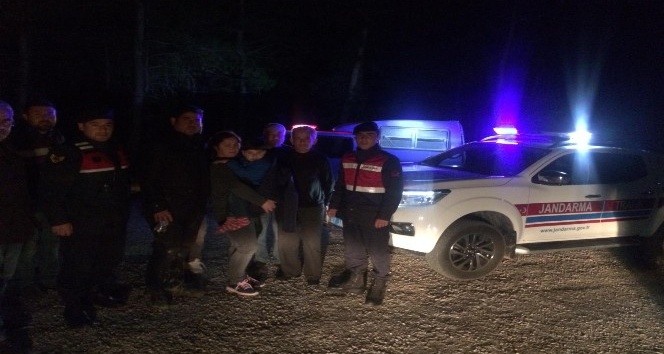 Araçları çamura saplanıp yolunu kaybeden baba oğul kurtarıldı