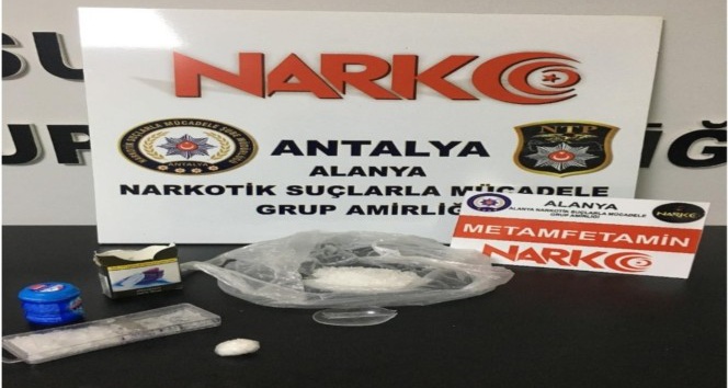 Alanya’da uyuşturucu tacirlerine otel odasında baskın
