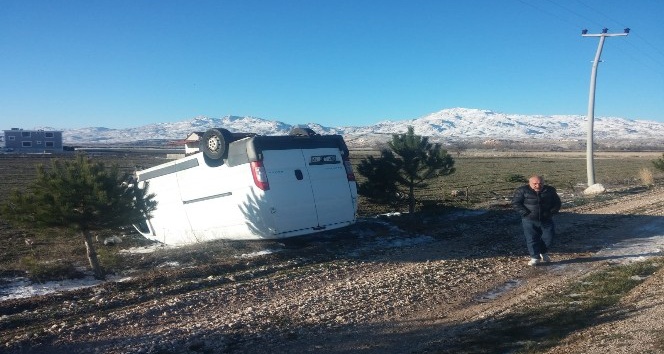Antalya’da kamyonet tarlaya uçtu: 2 yaralı