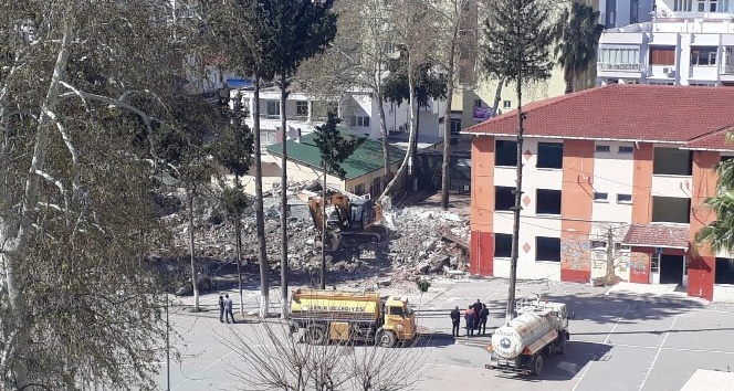 Antalya’da depreme dayanıksız okullarda yıkım çalışması başladı
