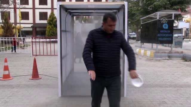 Elmalı’da sokağa çıkanlar için “dezenfektan tüneli” oluşturuldu