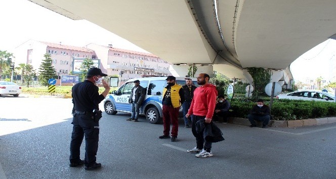Antalya’da sokağa çıkma yasağını delen vatandaşlara ceza yağdı