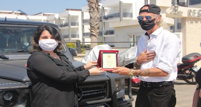 Antalya’da 24 ihtiyaç sahibine 500’er lira yardım yapan Alman vatandaşı plaketle ödüllendirildi