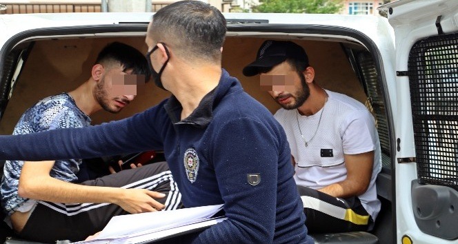 Türk bayraklı arabayla sokağa çıkıp polisi peşinden sürükleyen gençlere ceza yağdı