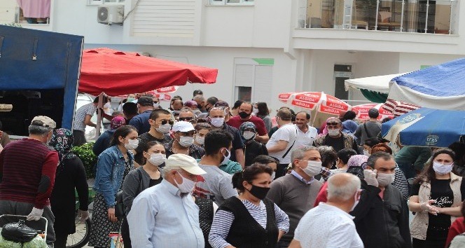 Antalya’da semt pazarlarında kısıtlama kuyruğu