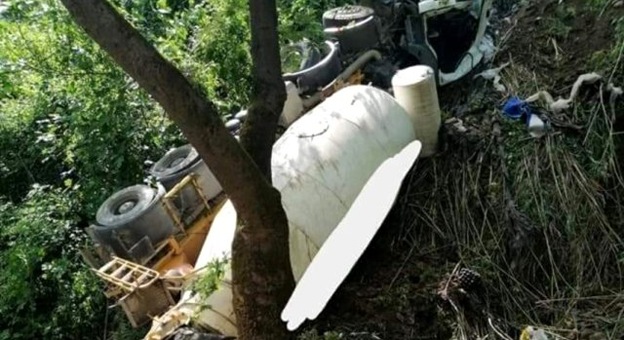 Alanya’da beton mikseri dereye uçtu, sürücü öldü