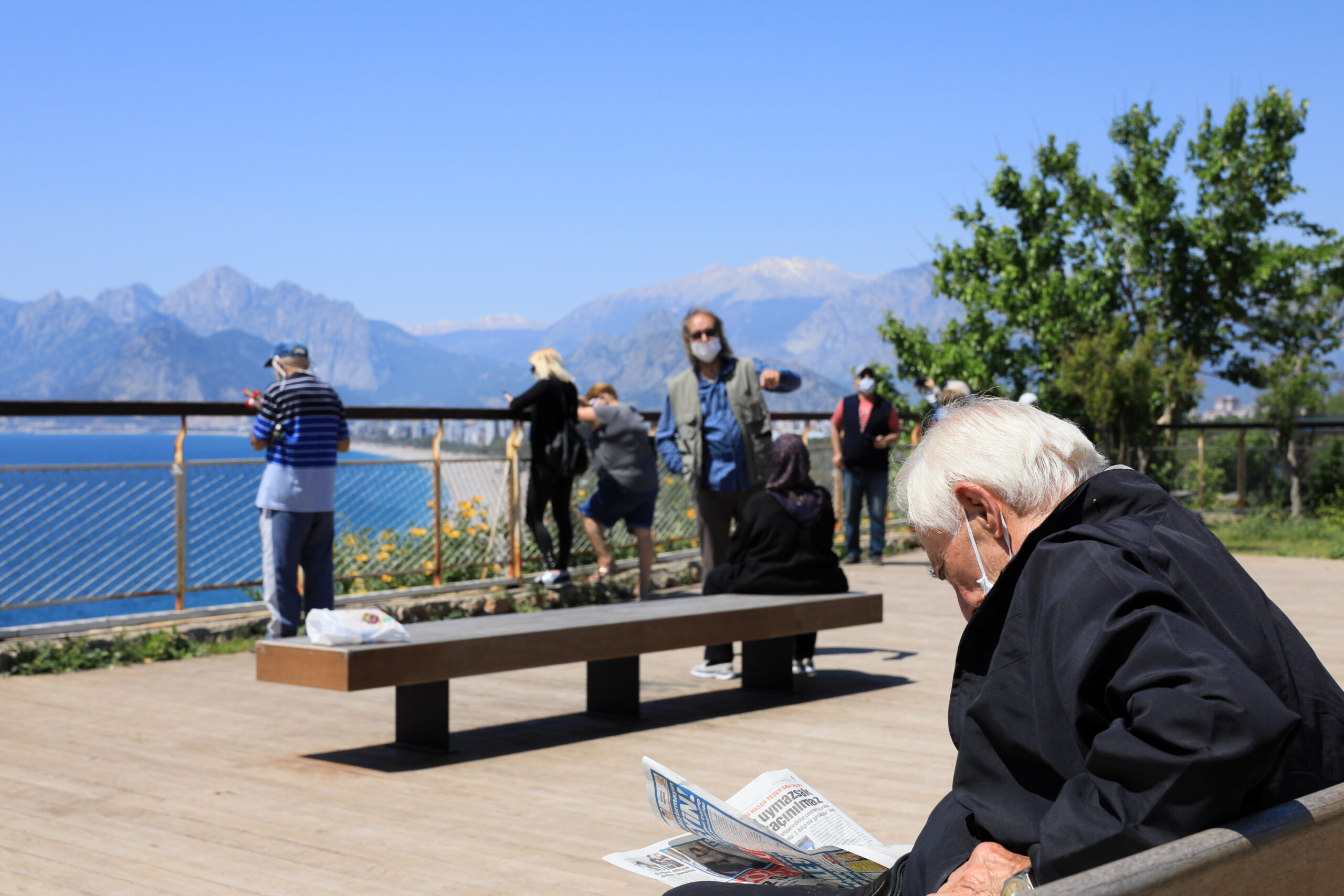 Antalya’da 65 yaş üstü, seyir terasından denizi izledi