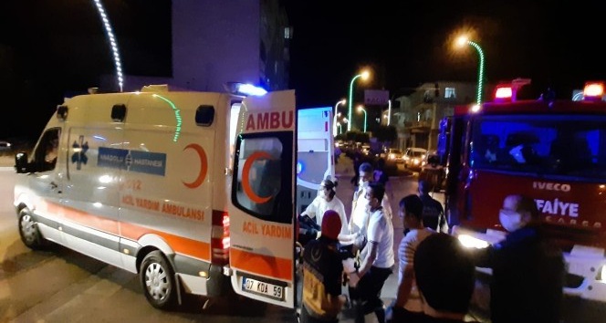 Antalya’da kamyonetle midibüs çarpıştı: 2 yaralı