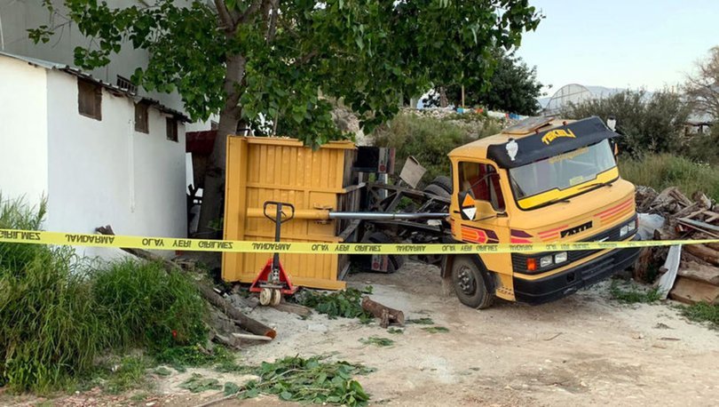 Kum boşaltırken yan yatan damperin altında kalan küçük Saydan, öldü