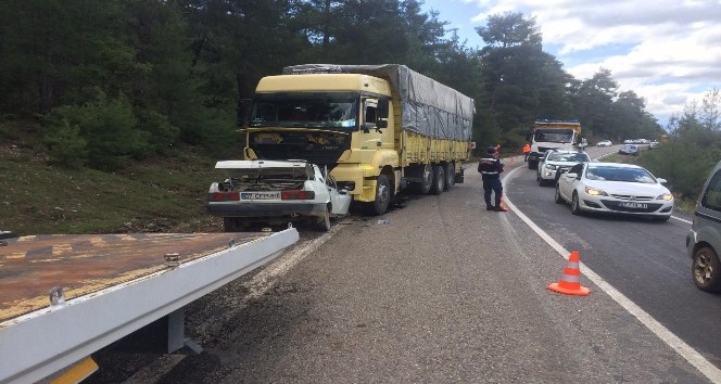 Antalya’da otomobil ve kamyonet çarpıştı: 3 yaralı