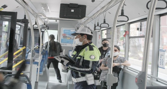 Antalya’da sürücü ile yolculara maske ve sosyal mesafe denetimi
