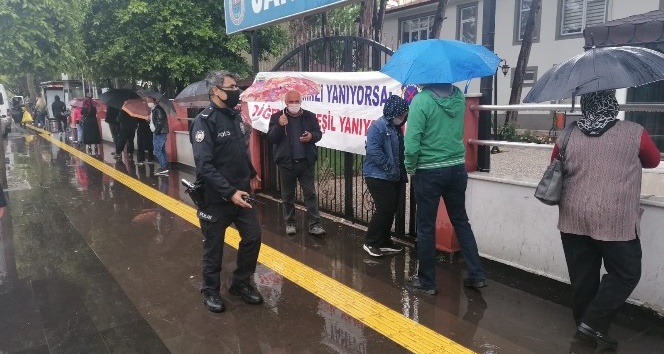 Antalya’da PTT önünde yağmur altında maaş kuyruğu
