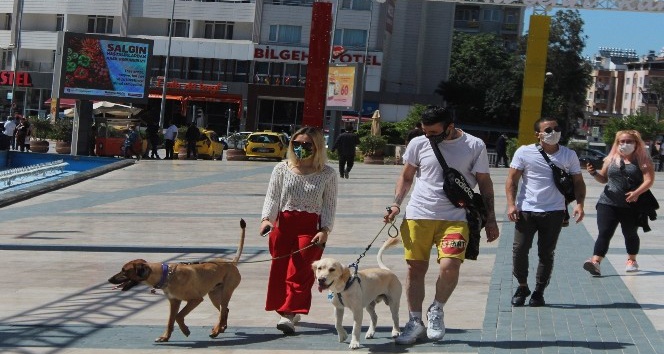 Antalya’da mağazalar önünde Anneler Günü kuyruğu