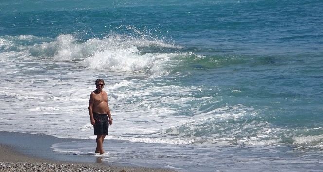 Antalya’da yasağa rağmen denize girdiler