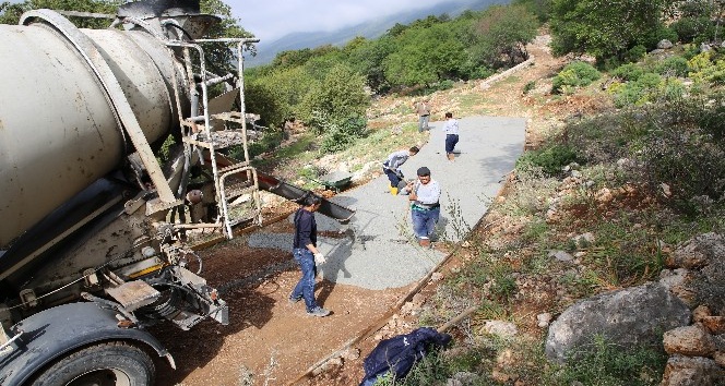 Engelli vatandaş için 150 metre beton yol yapıldı