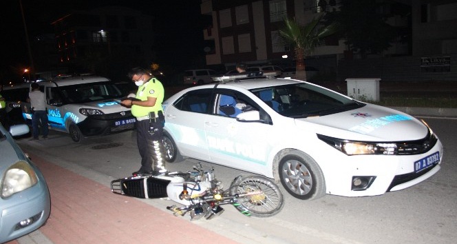 Trafik polisinin ‘dur’ ihtarına uymayan gençler motosiklet devrilince yakayı ele verdi