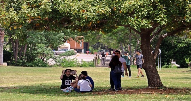 4 saatlik izne 35 derecede yakalandılar, soluğu ağaç gölgelerinde aldılar