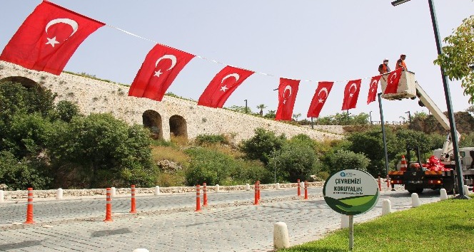 Antalya al bayraklarla süslendi