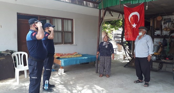 Evinden çıkamayan ailenin Türk Bayrağını zabıta ekipleri getirdi