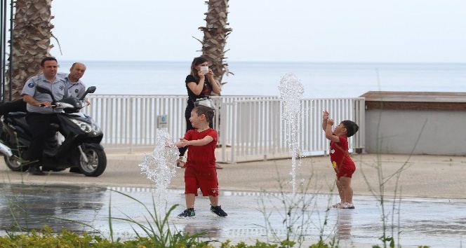 Antalya’da çocuklar sahile akın etti