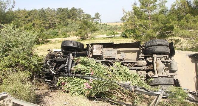 Antalya’da tır şarampole devrildi: 1 yaralı