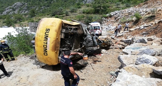 Devrilen kepçenin altında kalan genç operatör öldü