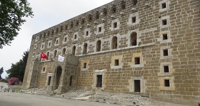 Aspendos Antik Kenti çevresindeki parklar keçilere kaldı